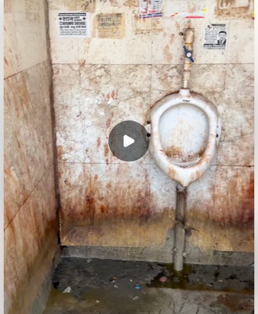 इंदौर : छोटी ग्वालटोली शौचालय की गंदगी का युवक ने बनाया वीडियो, हुआ वायरल